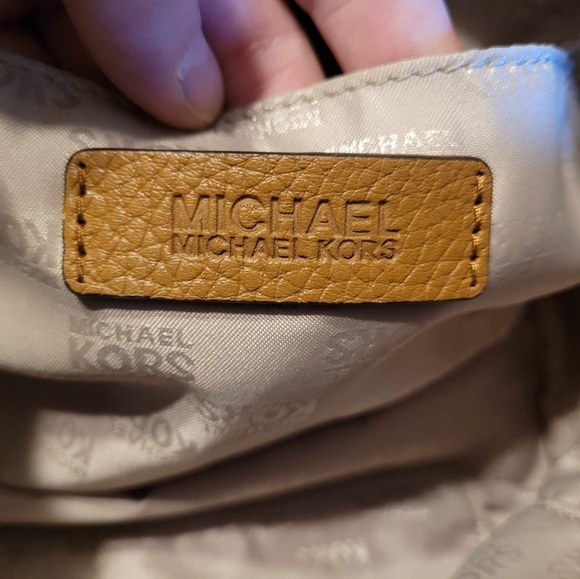 $125EMT Michael Kors vanilla Bedford Medium Tassel Leather Duffel EUC - Picture 13 of 15